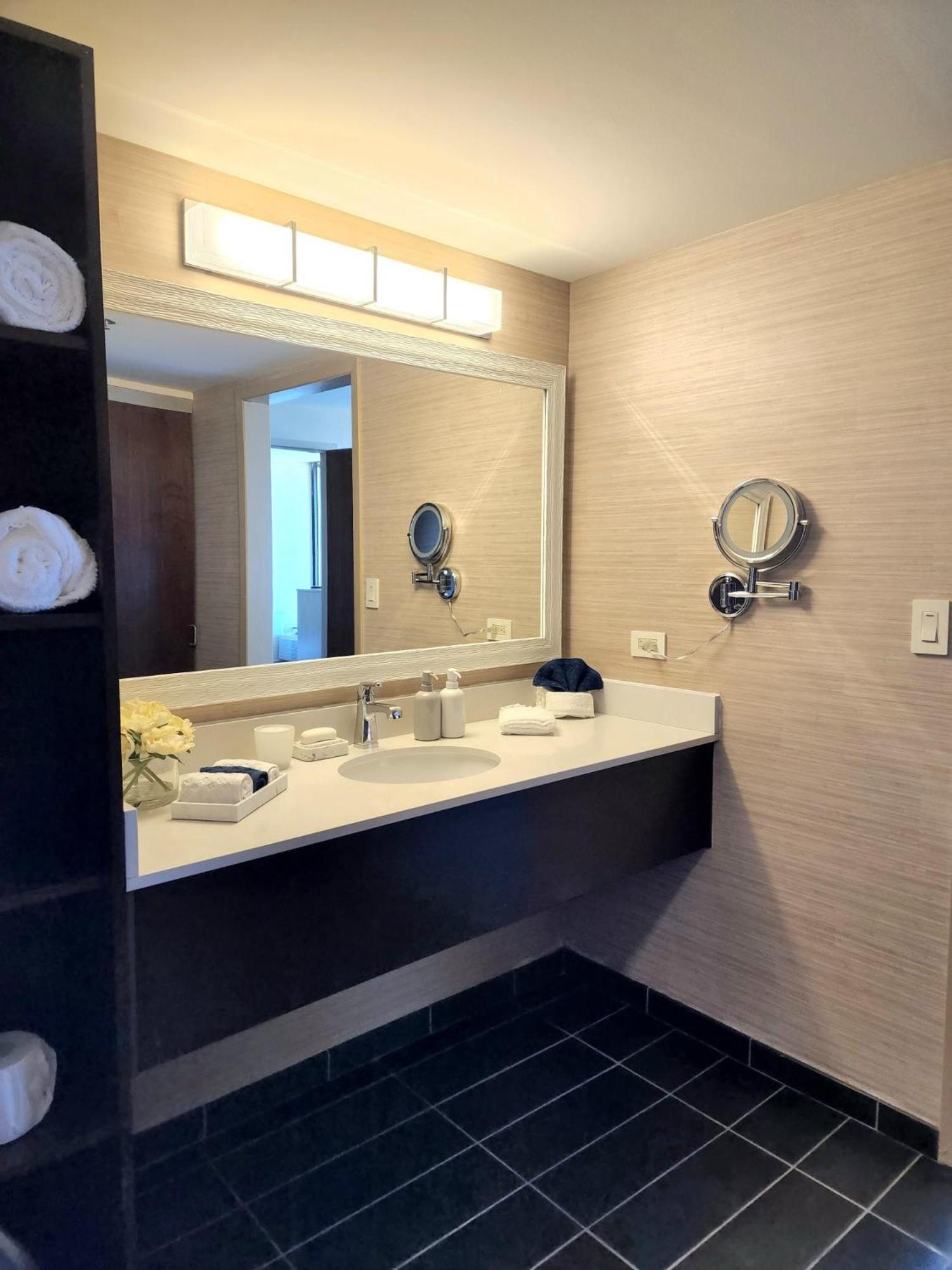 Illinois Beach Hotel Zion Екстериор снимка